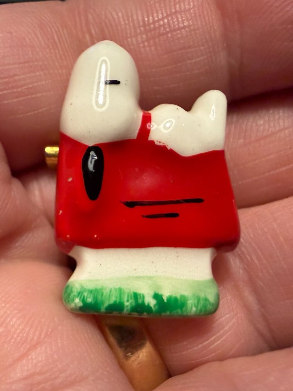 🐶 LISTING 1: Vintage 1958 Peanuts Snoopy on Red Doghouse Ceramic Brooch Pin